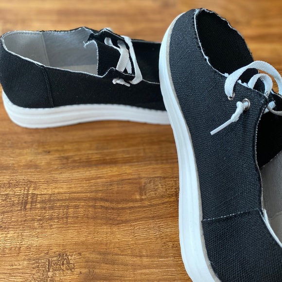 2 pairs of slip on shoes - Picture 5 of 5